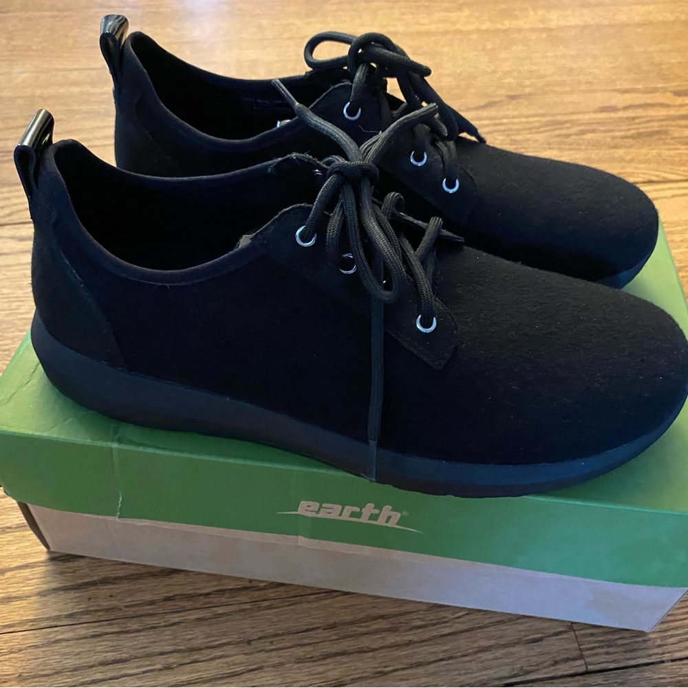 Earth Shoes Women’s Black Wool “Boomer”Sneakers Size 10. New in box